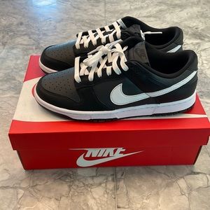 Nike Dunk Low Retro. Men’s Size 9.5. Barely worn.